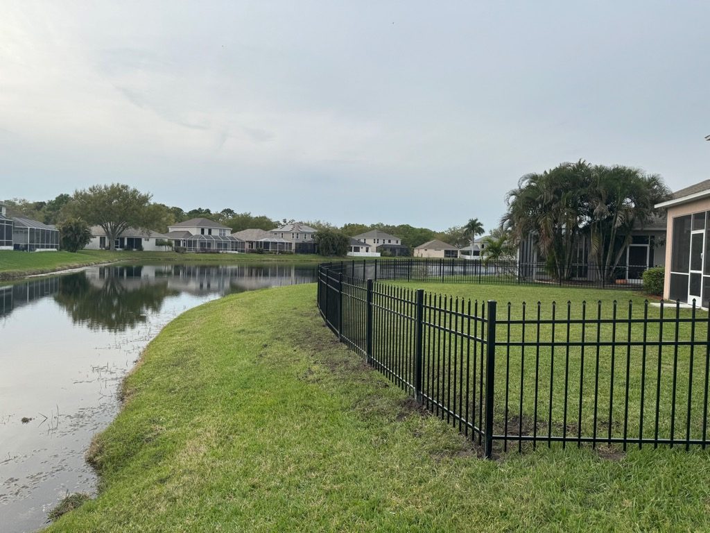 4' H Black Aluminum 3-Rail Spear Top